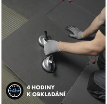 Obkladač kladie dlaždice pomocou prísavky