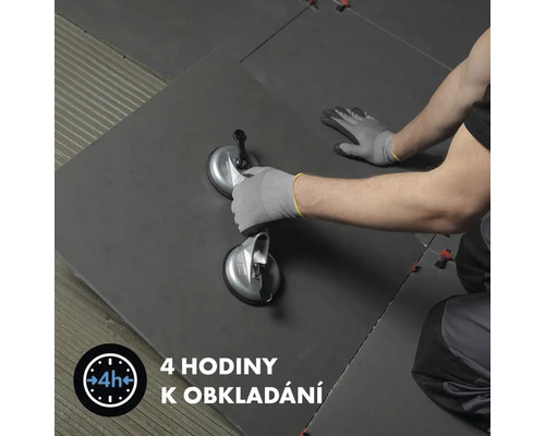 Obkladač kladie dlaždice pomocou prísavky