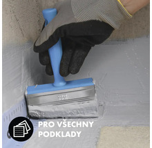 Osoba nanáša štetcom náter na povrch.