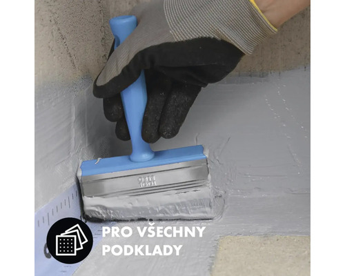 Osoba nanáša štetcom náter na povrch.