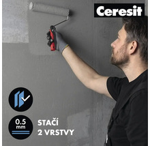 Muž maľuje stenu valčekom, logo Ceresit.