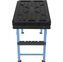 Pracovný stôl s čiernou pracovnou doskou a modrým rámom.