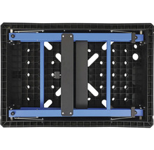 Modrá konštrukcia podvozku prepravného vozíka pre euroboxy na čiernom perforovanom povrchu