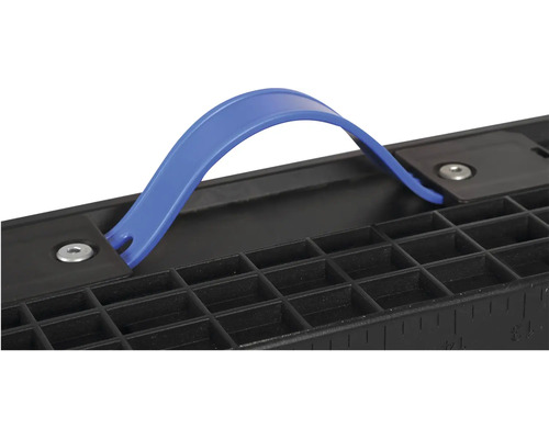 Detailný pohľad na nástroj na šablónovanie dlažby s rukoväťou