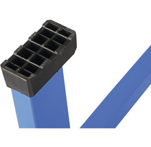 Detail nohy ponku s čiernou gumovou ochranou