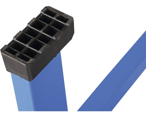 Detail nohy ponku s čiernou gumovou ochranou