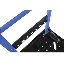 Detailný pohľad na pracovný stôl s kovovým rámom a plastovou doskou