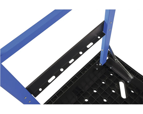 Detailný pohľad na pracovný stôl s kovovým rámom a plastovou doskou