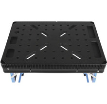 Pracovný stôl s otvormi a štrbinami v pracovnej ploche.