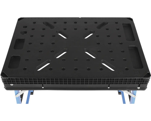 Pracovný stôl s otvormi a štrbinami v pracovnej ploche.