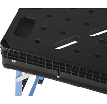 Detailný pohľad na pracovný stôl s dierovanou doskou a modrými nohami.