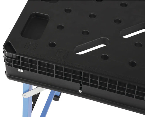 Detailný pohľad na pracovný stôl s dierovanou doskou a modrými nohami.