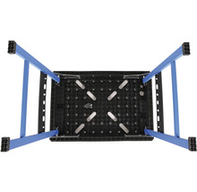 Pohľad zdola na pracovný stôl s modrými nohami a čiernou doskou