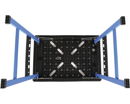 Pohľad zdola na pracovný stôl s modrými nohami a čiernou doskou