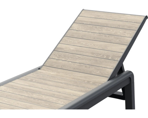 Záhradné ležadlo s dreveným vzhľadom