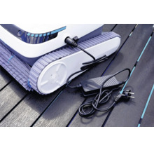 Čistiaci robot na bazén s nabíjacím káblom na drevenej terase