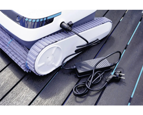 Čistiaci robot na bazén s nabíjacím káblom na drevenej terase