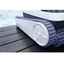 Detailný pohľad na bazénový čistiaci robot s pásovým pohonom a kefami