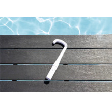 Plastová bazénová kefa na drevenej palube