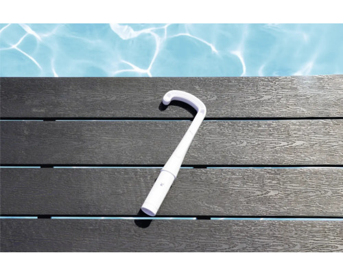 Plastová bazénová kefa na drevenej palube