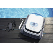 Bazénový robot Marimex s príslušenstvom na drevenej terase