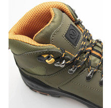 Detail turistickej topánky so šnúrkami