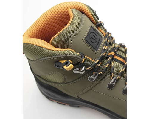 Detail turistickej topánky so šnúrkami