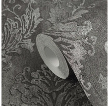 Rolka tmavej tapety s kvetinovým vzorom