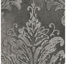 Detail šedej tapety s kvetinovým vzorom