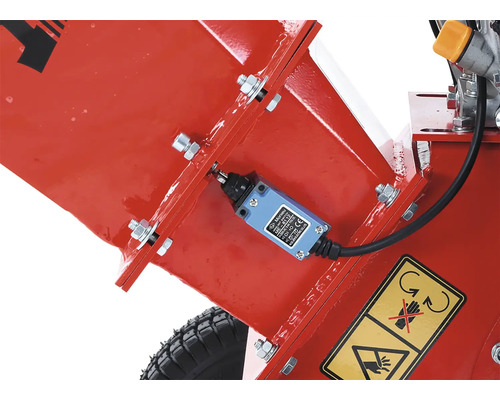 Detailný pohľad na štiepkovač s bezpečnostnými pokynmi