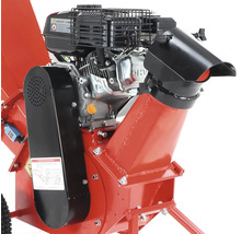 Detailný záber červeného drviča dreva s motorom