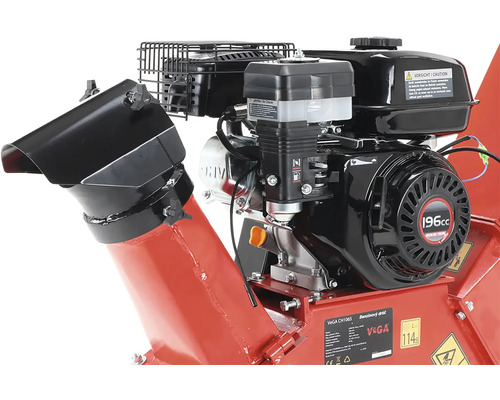 Detailný záber snehovej frézy s motorom a vyhadzovacím žľabom