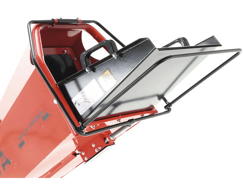 Detailný pohľad na štiepkovač s otvoreným plniacim lievikom