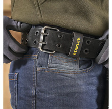 Čierny pracovný opasok s kovovou sponou a logom Stanley