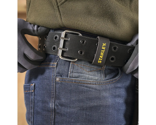 Čierny pracovný opasok s kovovou sponou a logom Stanley