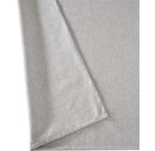 Detailný záber látkového obrusu s lemom