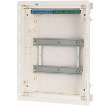 Prázdna zapustená rozvodnica s montážnymi lištami a svorkami