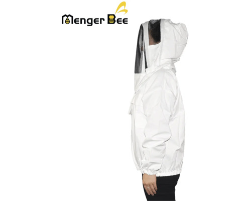 Na obrázku je včelársky oblek s ochranou tváre.