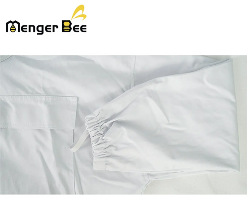 Detailný záber bielej včelárskej bundy s vreckom a gumou na rukáve