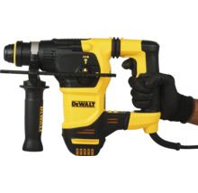Vŕtacie kladivo DeWalt v akcii s rukavicou