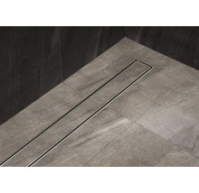 Sprchovací kút v úrovni podlahy s odtokovým žľabom na dlažbe