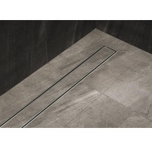 Kúpeľňa s podlahovými dlaždicami a sprchovým žľabom