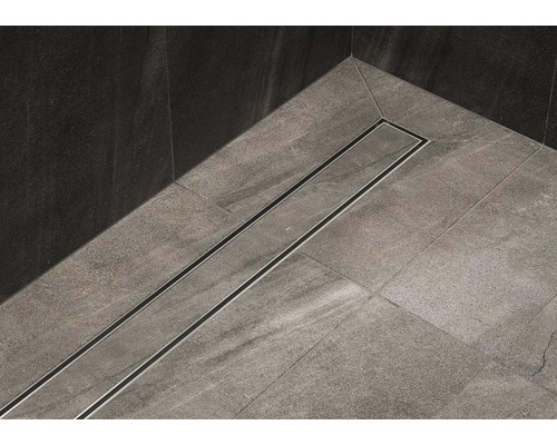 Kúpeľňa s podlahovými dlaždicami a sprchovým žľabom