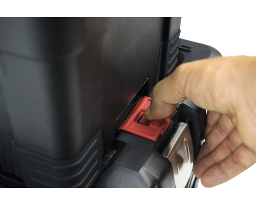 Detailný pohľad na kufor na náradie s červeným uzáverom ovládaným rukou.