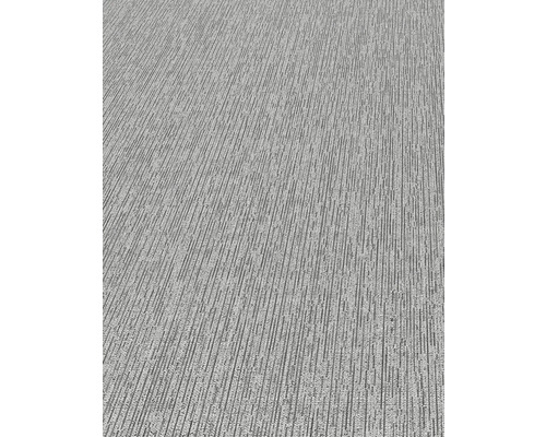 Detail šedého koberca s prúžkovaným vzorom