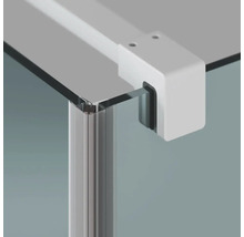 Detailný pohľad na sprchovací kút so sklenenými prvkami a bielym rámom