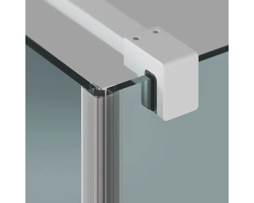 Detailný pohľad na sprchovací kút so sklenenými prvkami a bielym rámom