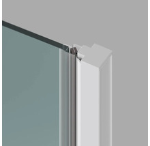 Detailný pohľad na sprchovací kút so sklom a rámom