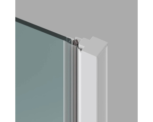 Detailný pohľad na sprchovací kút so sklom a rámom