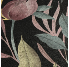 Detail tapety s kvetinovým vzorom na tmavom pozadí